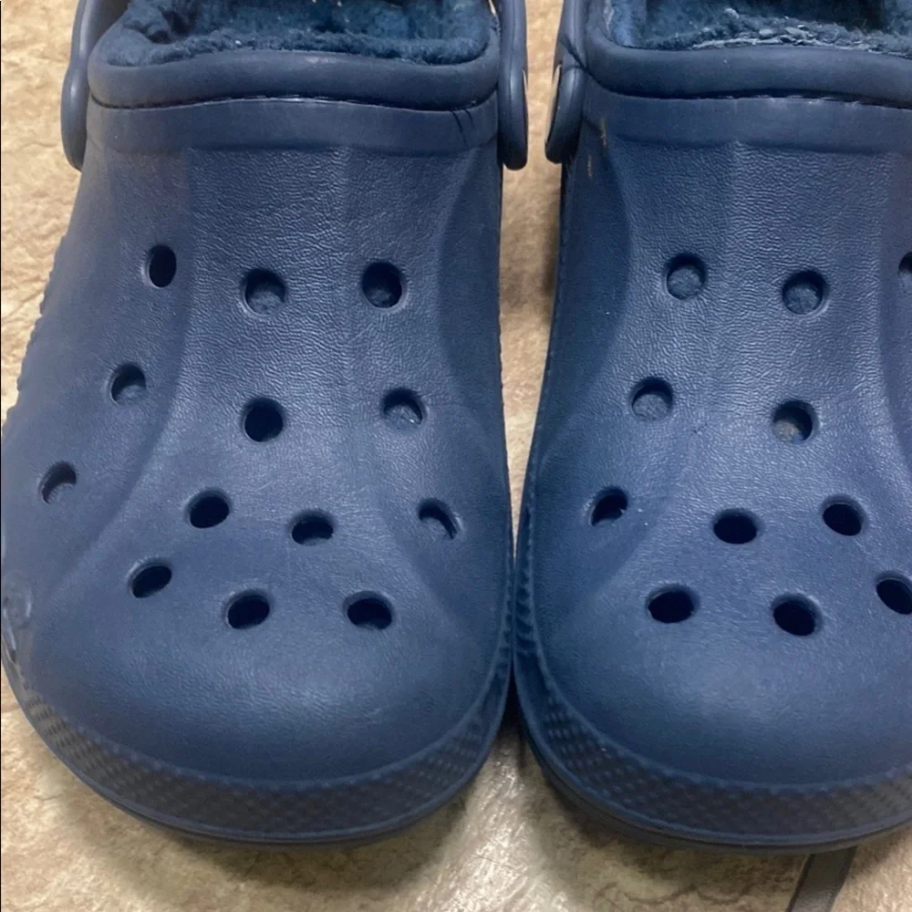 Crocs Kids Size 2 Sherpa Lined with Ventilation and Textured Grip Comfy Fall